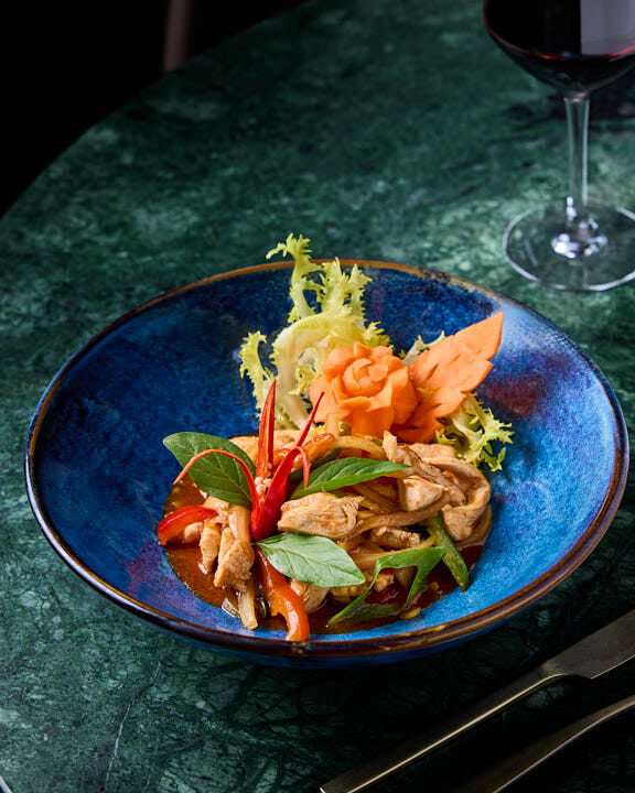 Poulet sauté au basilic Thaï et piment rouge