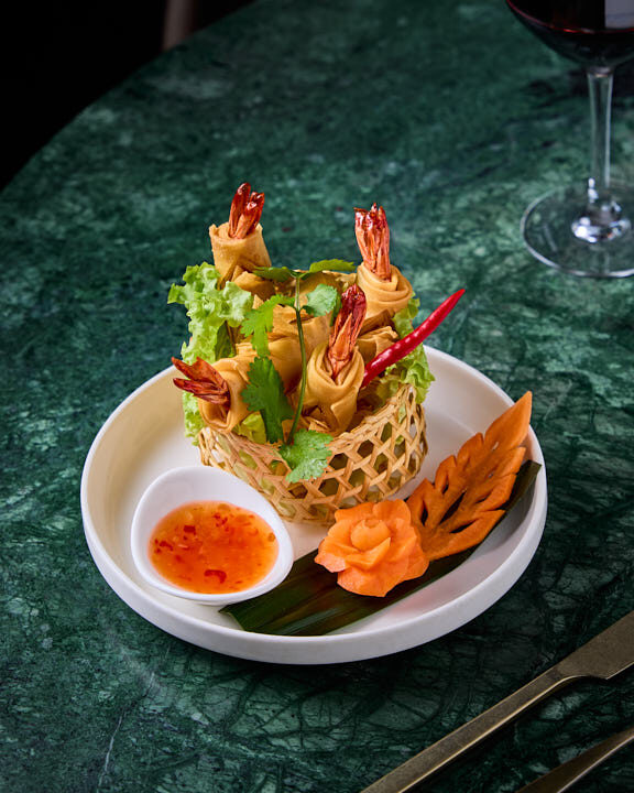 Rouleaux de crevettes frits dans son panier avec sa sauce