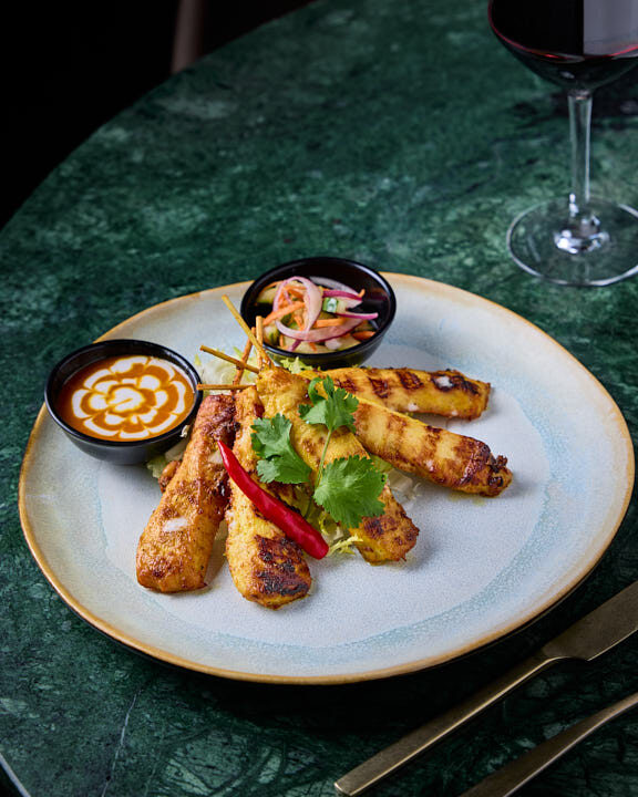 Brochettes de poulet, sauce satay et condiments