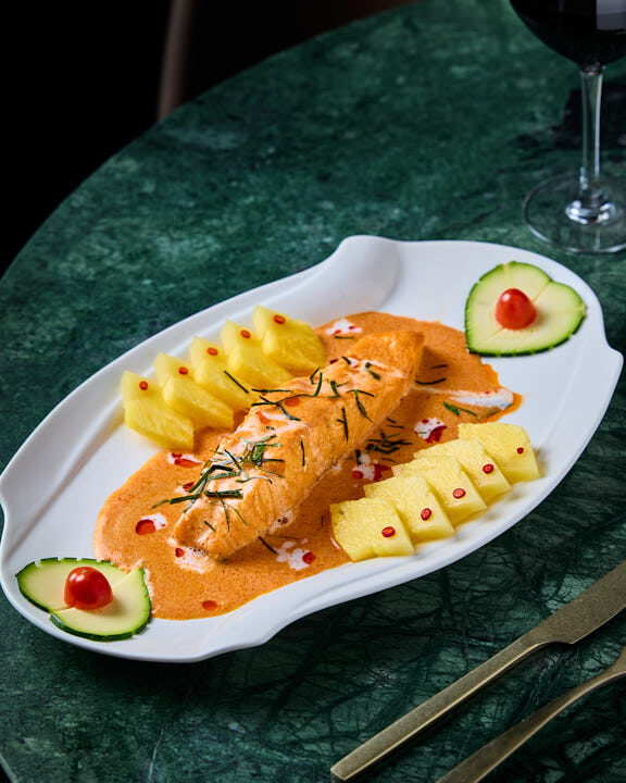 Pavé de saumon à l’ananas, sauce curry rouge et herbes fraiches