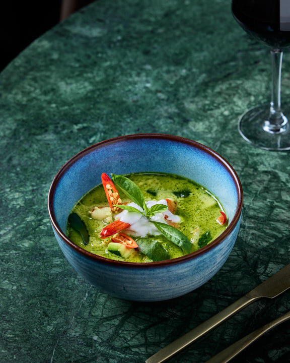 Curry vert de crevettes au lait de coco avec basilic et piment rouge