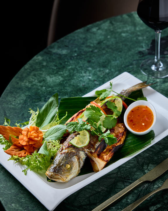 Bar ou Daurade Royale entière au citron vert, cuit à la vapeur