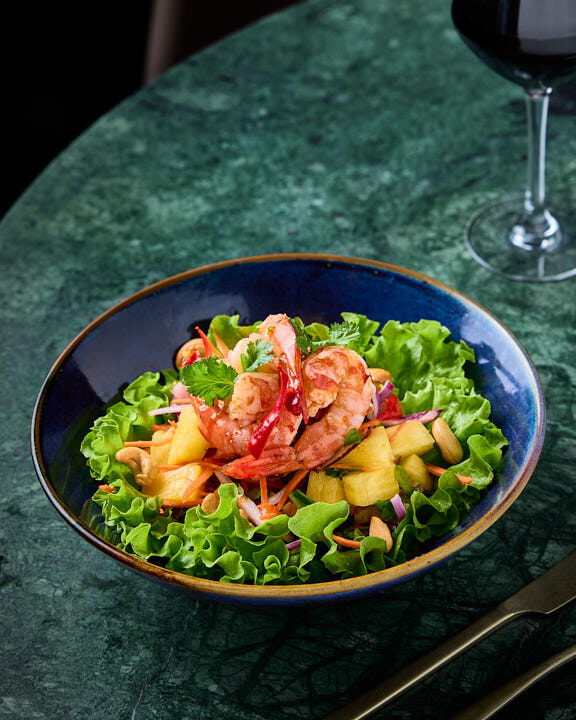 Salade de crevettes et d'ananas avec noix de cajou, coriandre et piment rouge