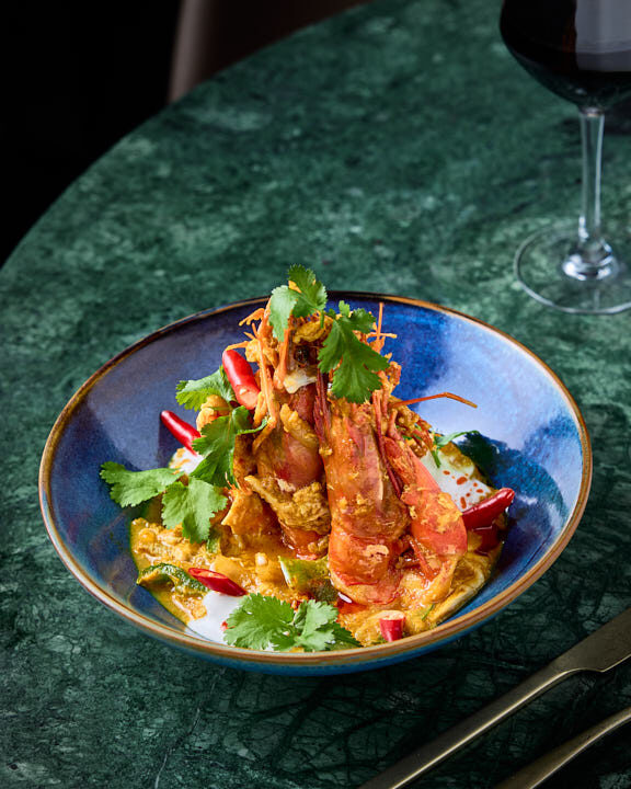 Gambas sautées au curry jaune et lait de coco, coriandre et priment rouge