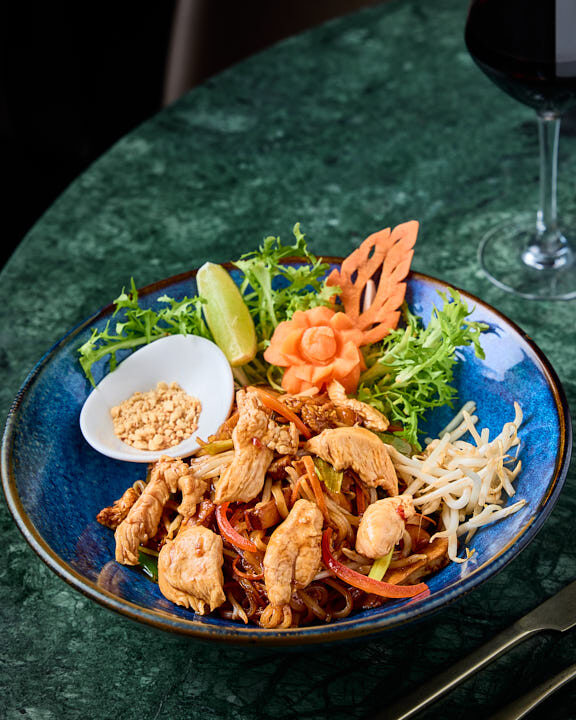 Pad Thai au poulet avec cacahuètes et citron vert