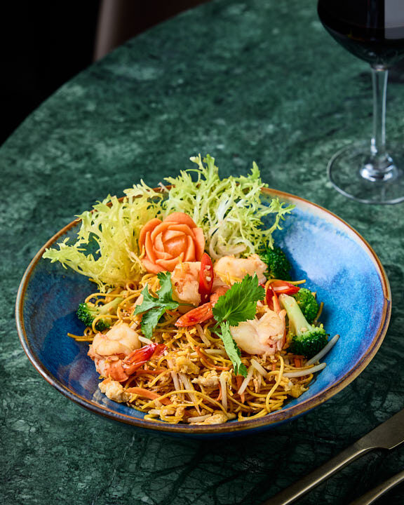 Nouilles sautés aux crevettes servies bien chaud