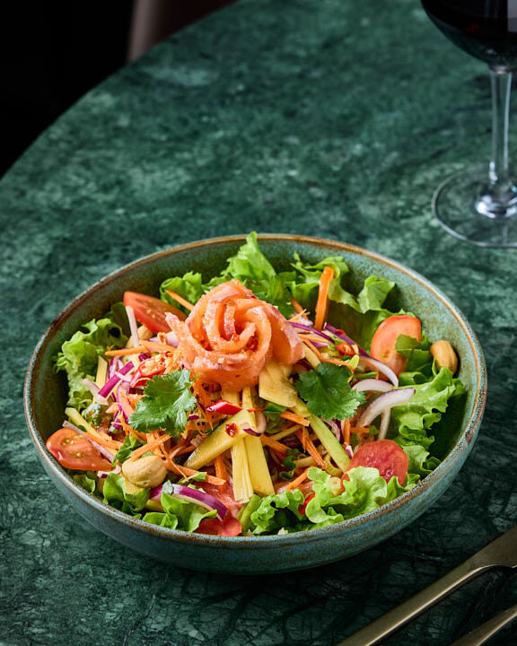 Salade de saumon cru à la mangue verte, tomate, noix de cajou et coriandre