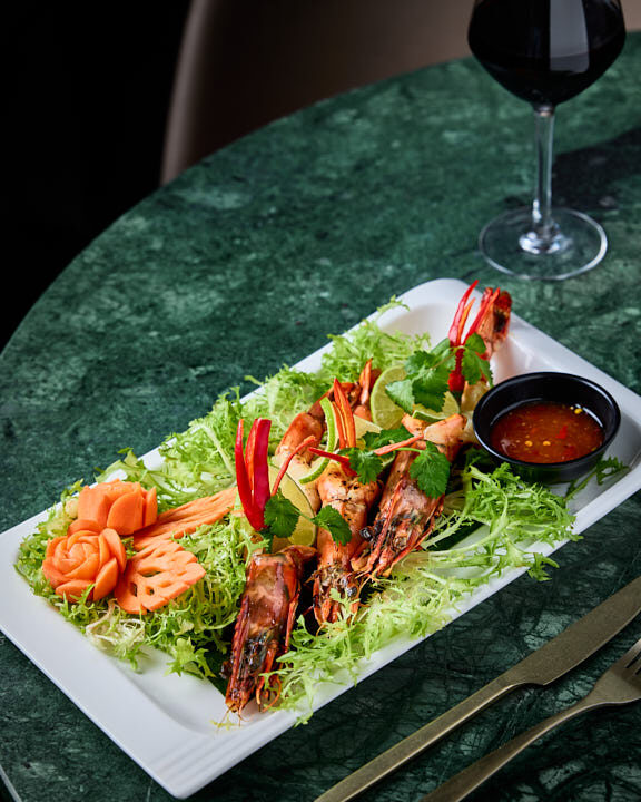 Gambas grillées à la citronnelle et au citron vert, coriandre, piment rouge et sauce