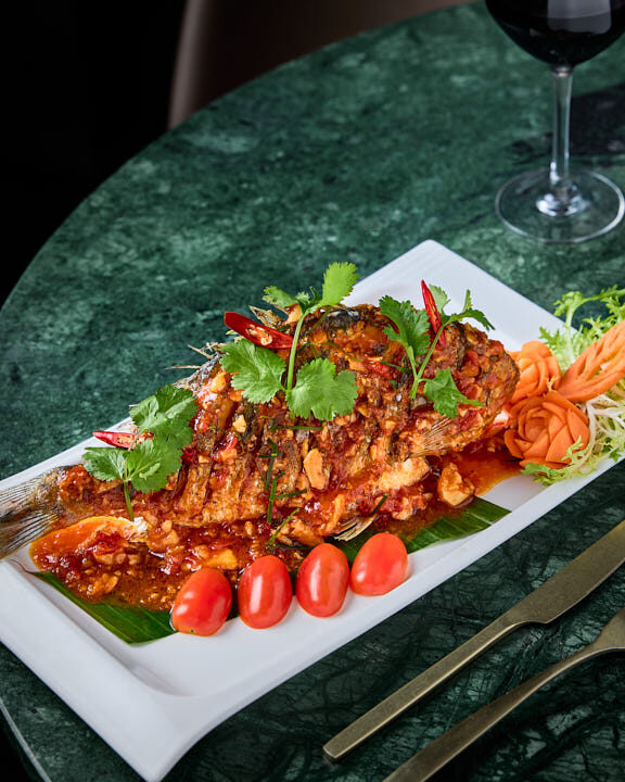 Bar entier frit à l’ail et au piment et coriandre