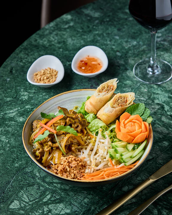 Bobun Thai avec vermicelles de riz, légumes et bœuf sautés