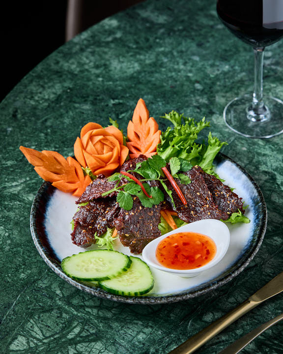 Bœuf séché à la citronnelle avec coriandre, concombre et sauce