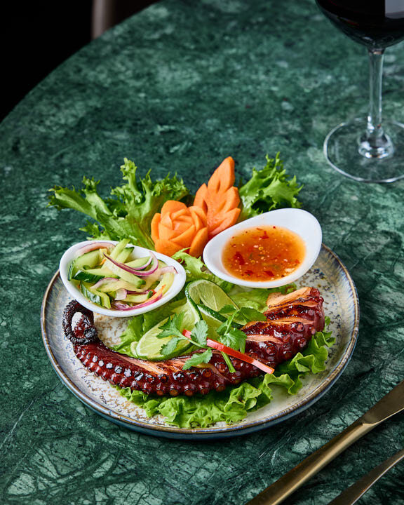 Poulpe grillé sauce à la citronnelle et au piment avec sauce et condiments