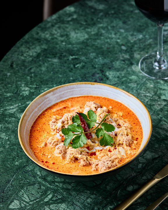 Curry jaune de poulet au lait de coco servi chaud