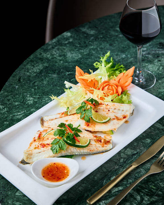 Filets de Bar grillés aux herbes et aux épices avec sauce