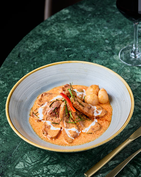 Magret de canard aux lychees, sauce curry rouge et herbes fraiches