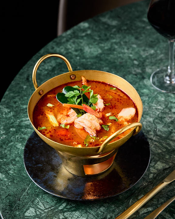 Soupe de crevettes à la citronnelle sur chauffe-plat à bougie