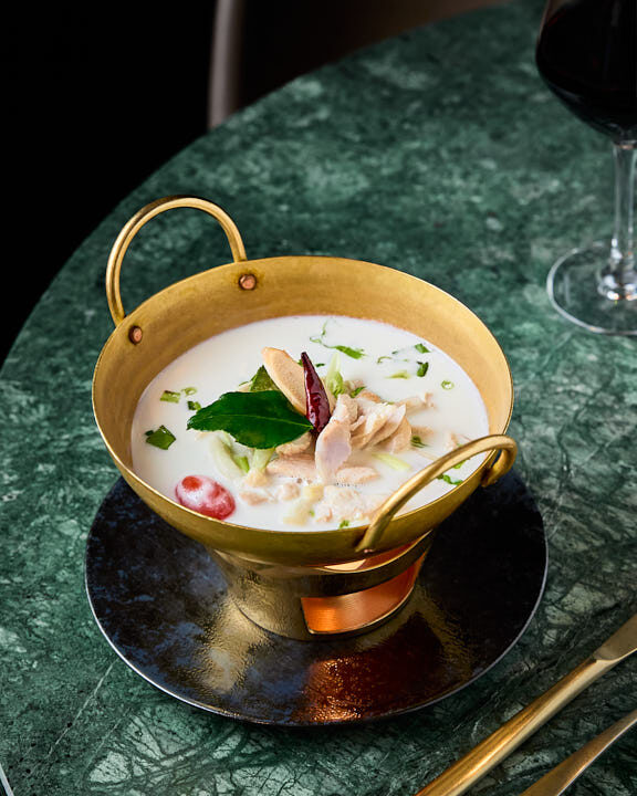 Tom Kha Kai, soupe de poulet au galanga et lait de coco sur chauffe-plat à bougie