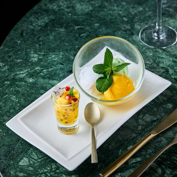 Sorbet 3 boules accompagné d une petite salade de fruits exotiques