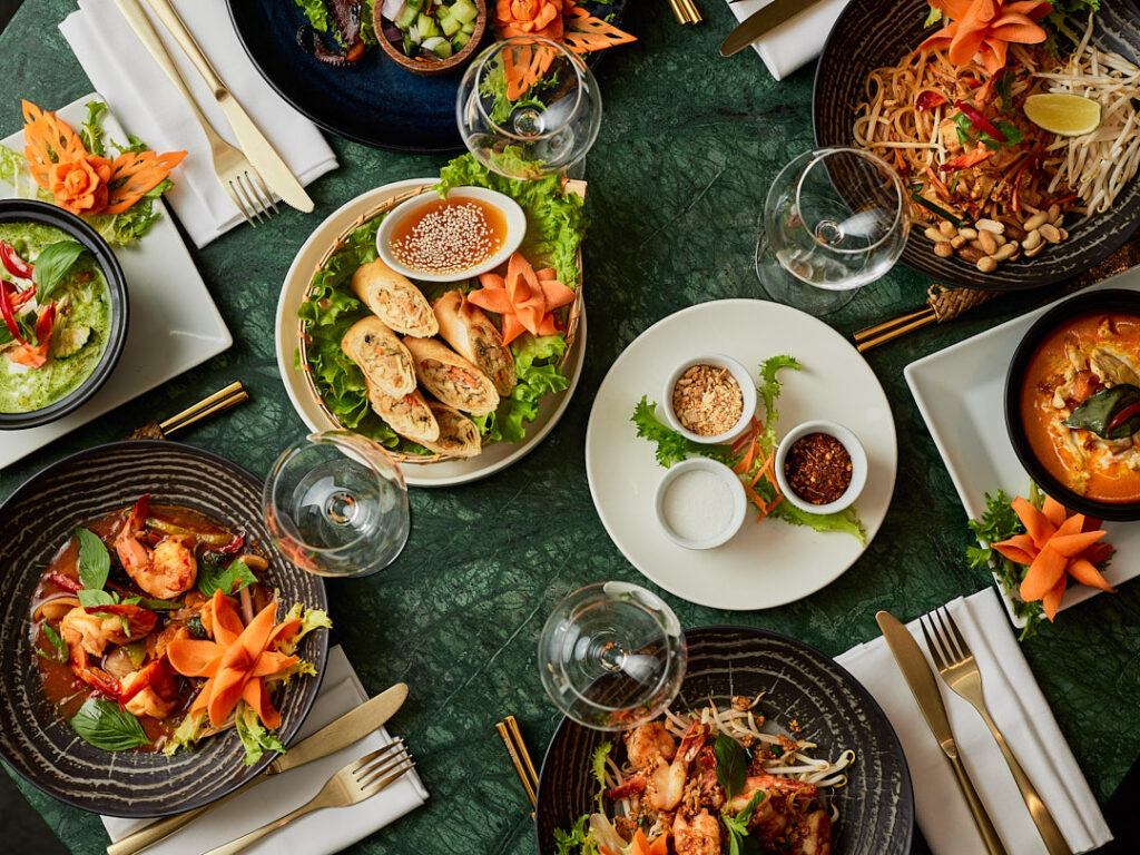 Table en marbre verre dressées de plats thaïlandais.