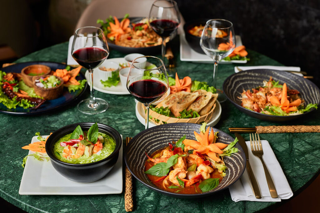 Table en marbre verre dressées de plats thaïlandais.