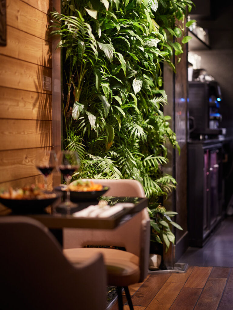 Murs végétal véritable dans le restaurant Suan thaï.