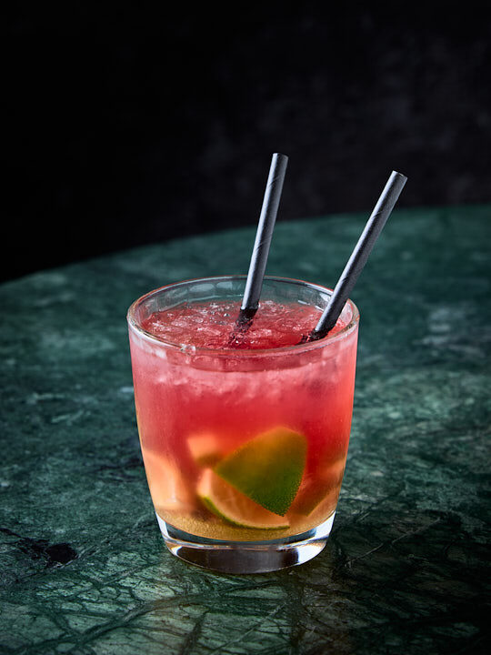 Caipirinha thaï sur une table en marbre vert