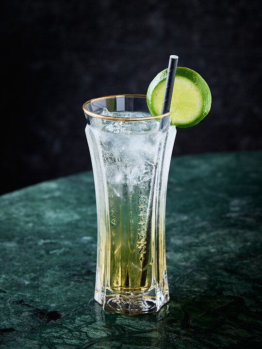 Spritz saint-germain sur une table en marbre vert