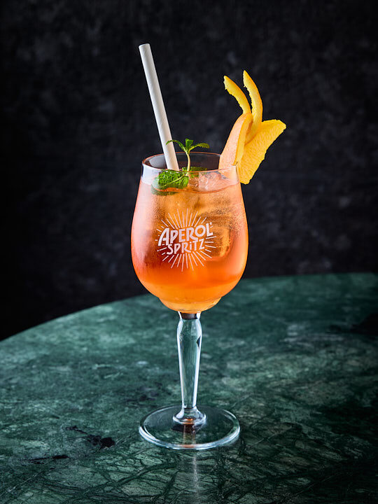 Spritz yuzu sur une table en marbre vert