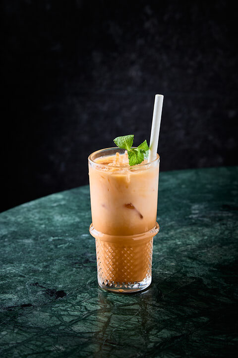 Café au lait glacé sur une table en marbre vert