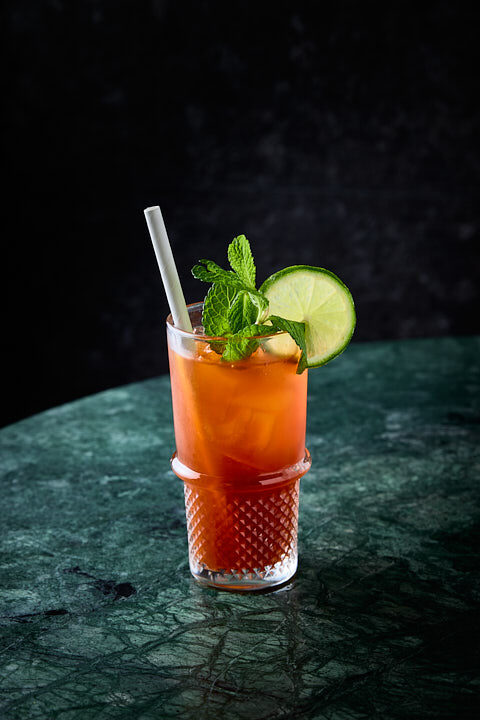 Thé rouge glacé sur une table en marbre vert