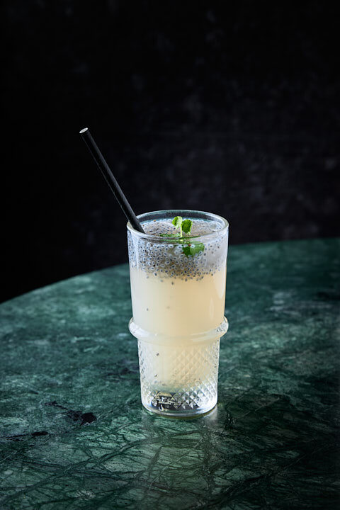 Cocktail sans alcool Suan thaï mook sur une table en marbre vert